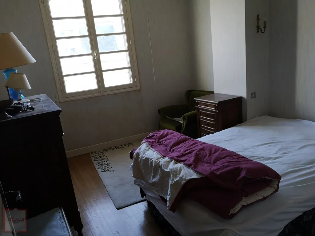 IMMEUBLE AVEC DEVANTURE COMMERCIALE ET LOGEMENT T5 -