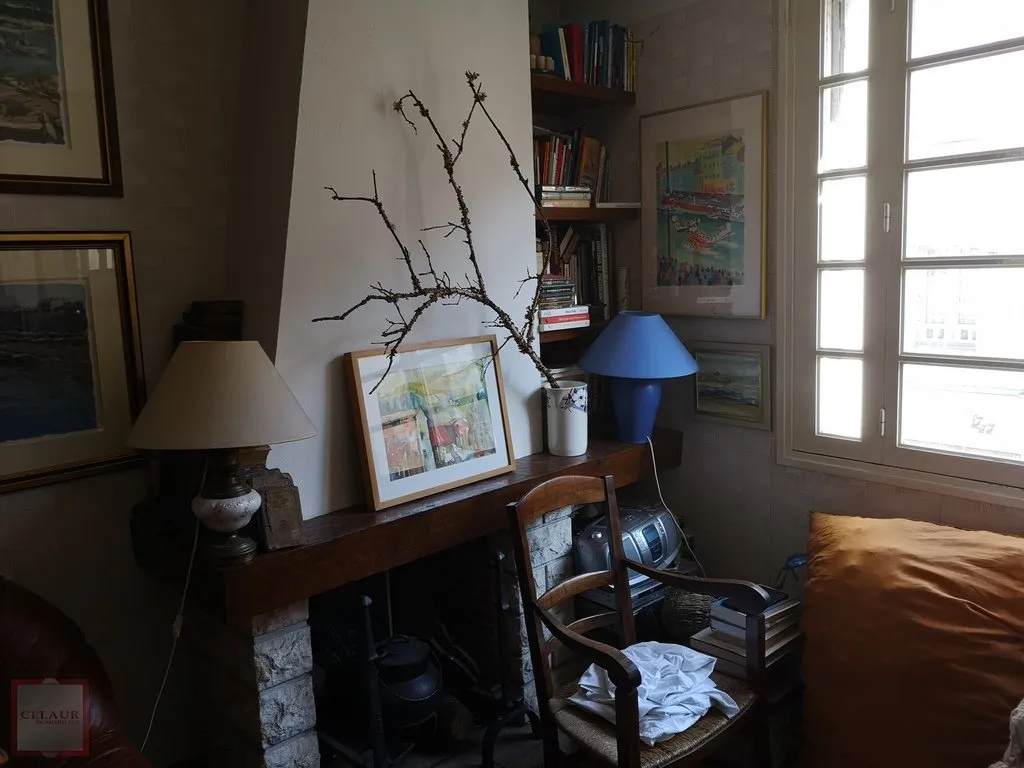 IMMEUBLE AVEC DEVANTURE COMMERCIALE ET LOGEMENT T5 -