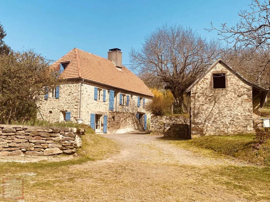 TRES BEL ENSEMBLE AVEC VUE ET 1 HA