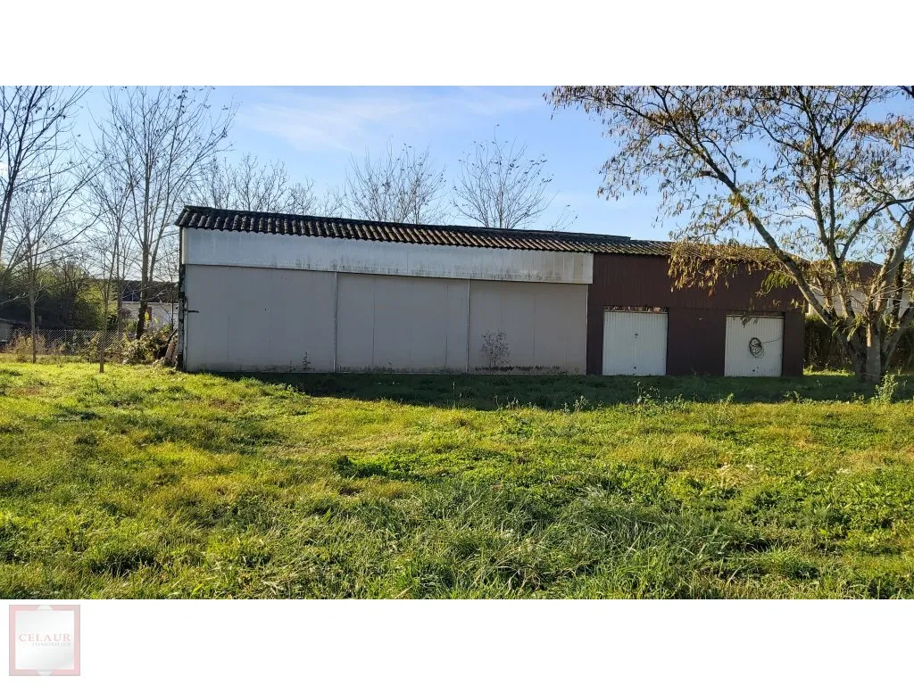 TERRAIN A BATIR AVEC HANGAR