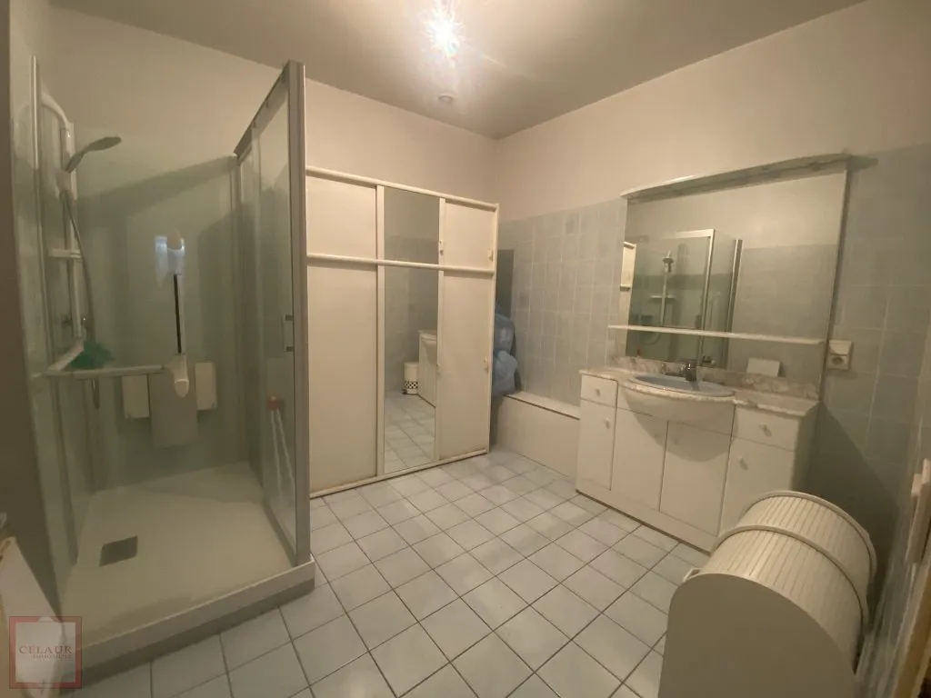 IMMEUBLE AVEC FONDS DE COMMERCE + 2 APPARTEMENTS