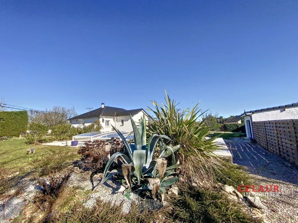 PLAIN PIED DE 2008 AVEC PISCINE ET DEPENDANCE SUR 1HA