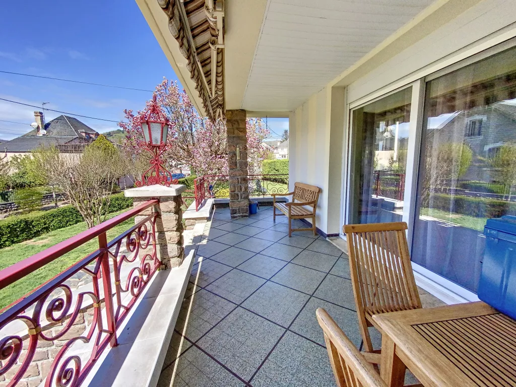 Maison cossue commerces &agrave; pied