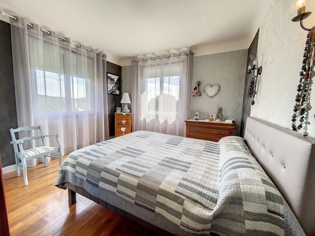 Maison cossue commerces &agrave; pied