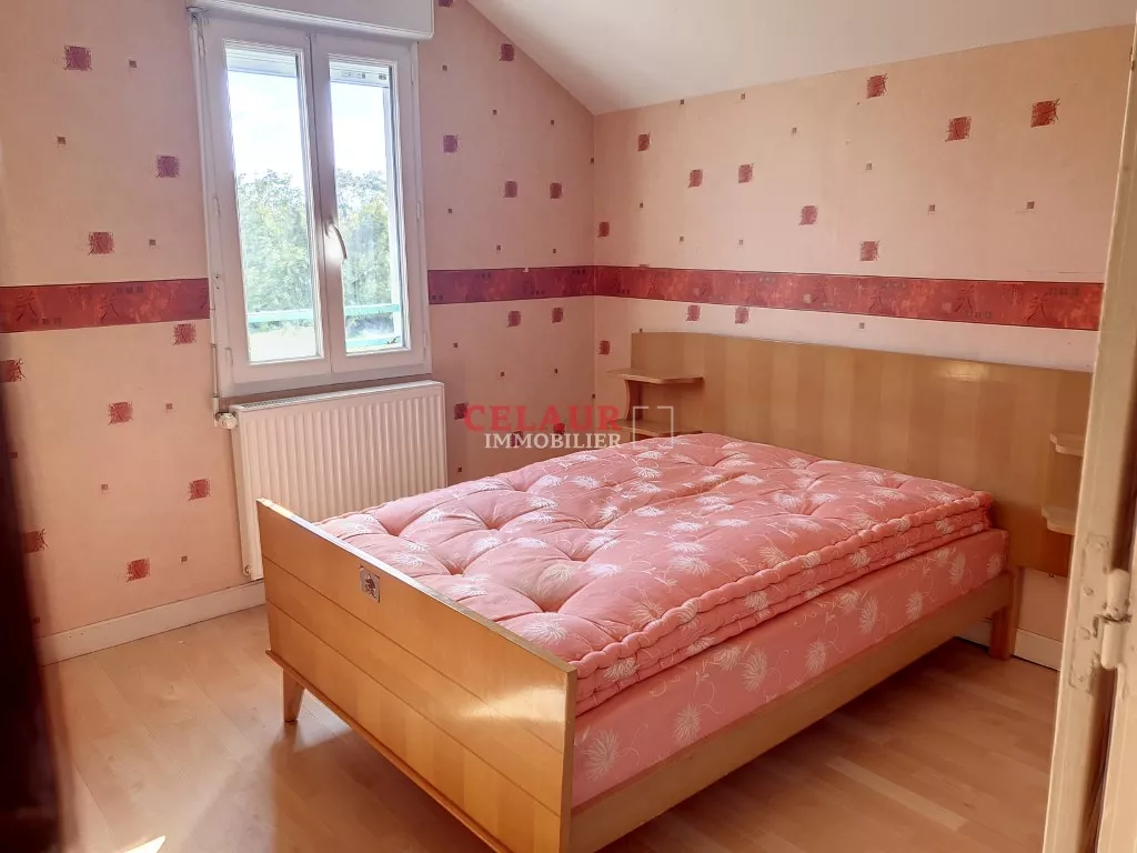 Grande maison avec entrep&ocirc;ts