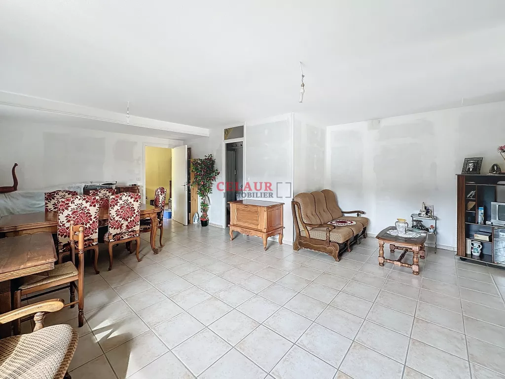 MAISON DE VILLE AVEC QUATRE GARAGES