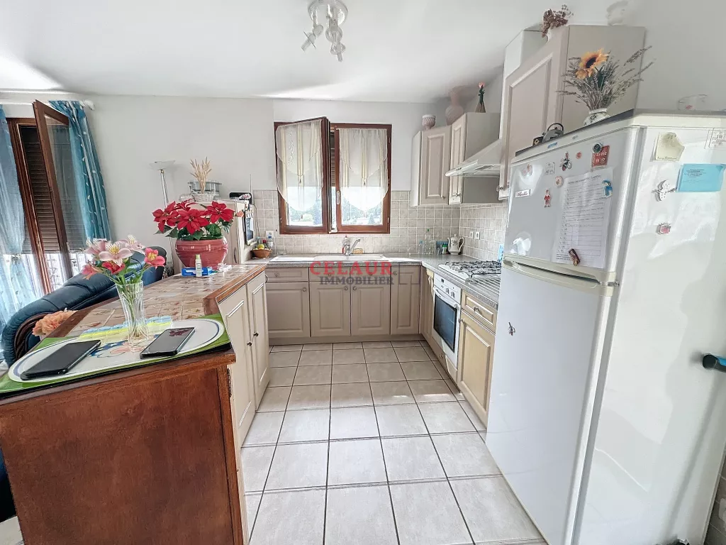 MAISON DE VILLE AVEC QUATRE GARAGES