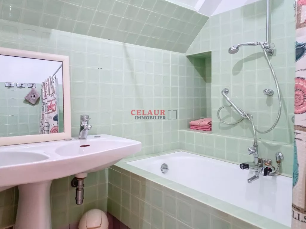 A DEUX PAS DES COMMERCES