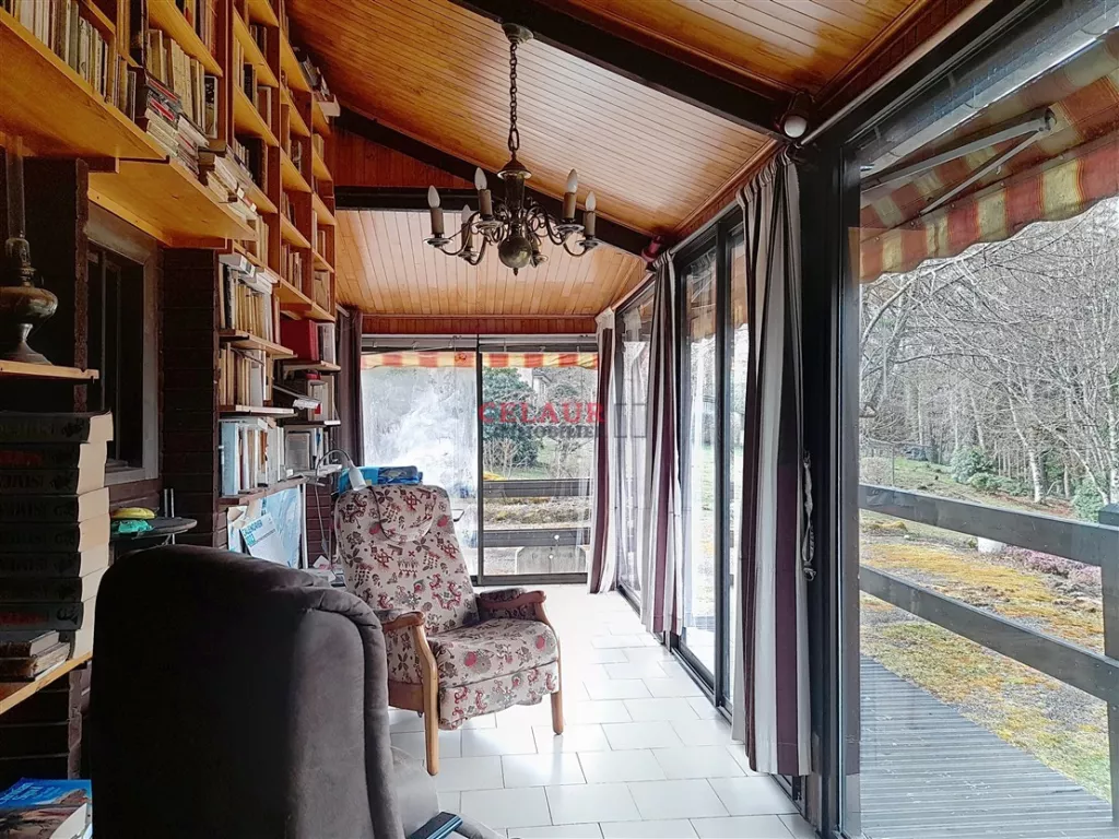 Propri&eacute;t&eacute; avec d&eacute;pendances, travers&eacute;e par une rivi&egrave;re