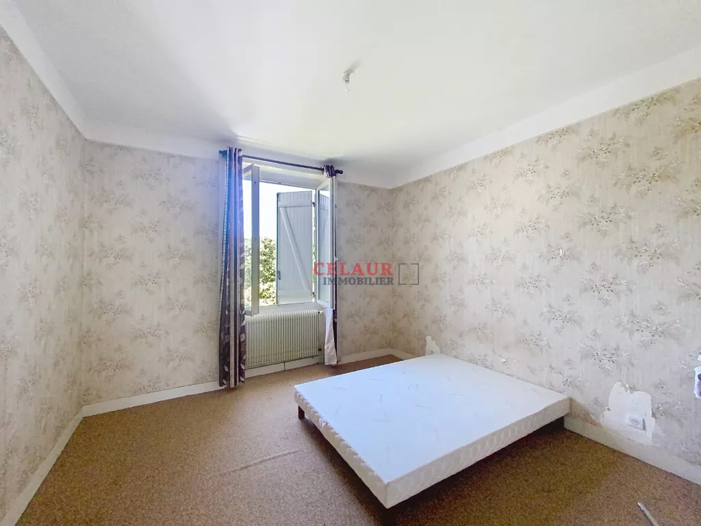 Long&egrave;re en pierres avec environ 8500m&sup2; de terrain