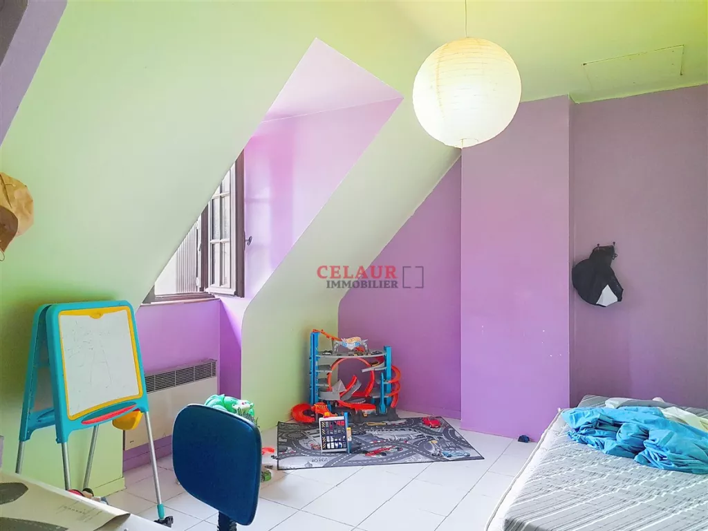 Maison familiale, sous-sol total et jardin.