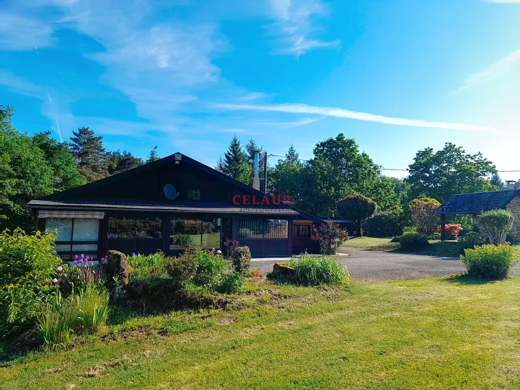 Propri&eacute;t&eacute; avec d&eacute;pendances, travers&eacute;e par une rivi&egrave;re