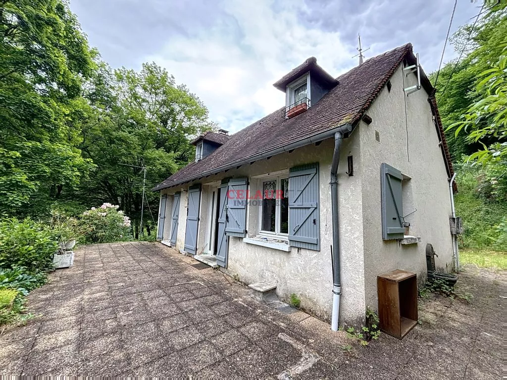 Sans voisins, sur 1 ha de terrain, maison et d&eacute;pendance avec &eacute;tang