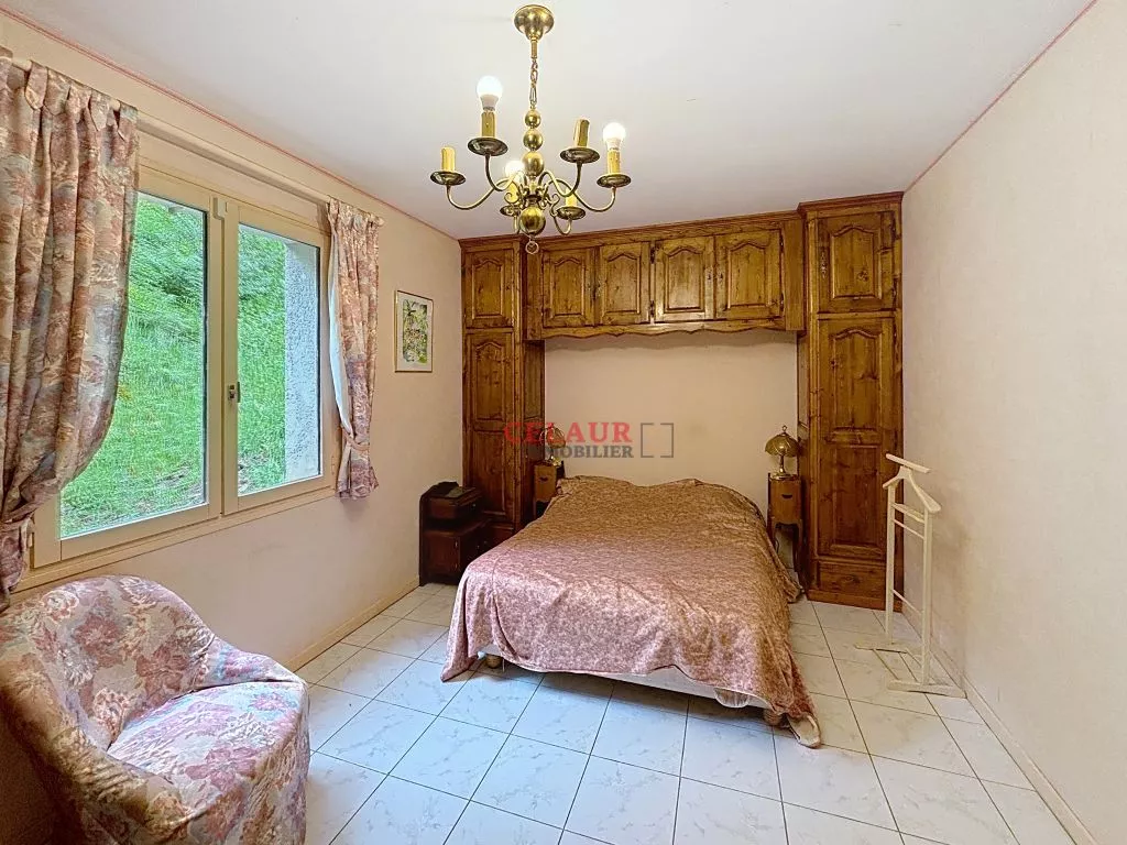 Sans voisins, sur 1 ha de terrain, maison et d&eacute;pendance avec &eacute;tang