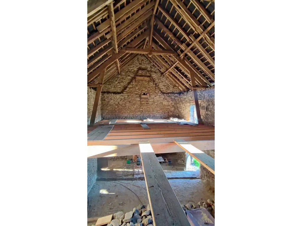 Belle grange sur 1ha 45 en bord d'un petit ruisseau