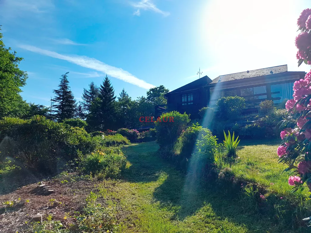 Propri&eacute;t&eacute; avec d&eacute;pendances, travers&eacute;e par une rivi&egrave;re