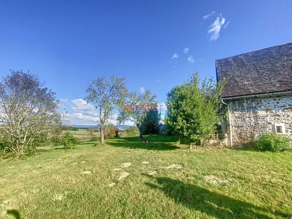 Long&egrave;re en pierres avec environ 8500m&sup2; de terrain