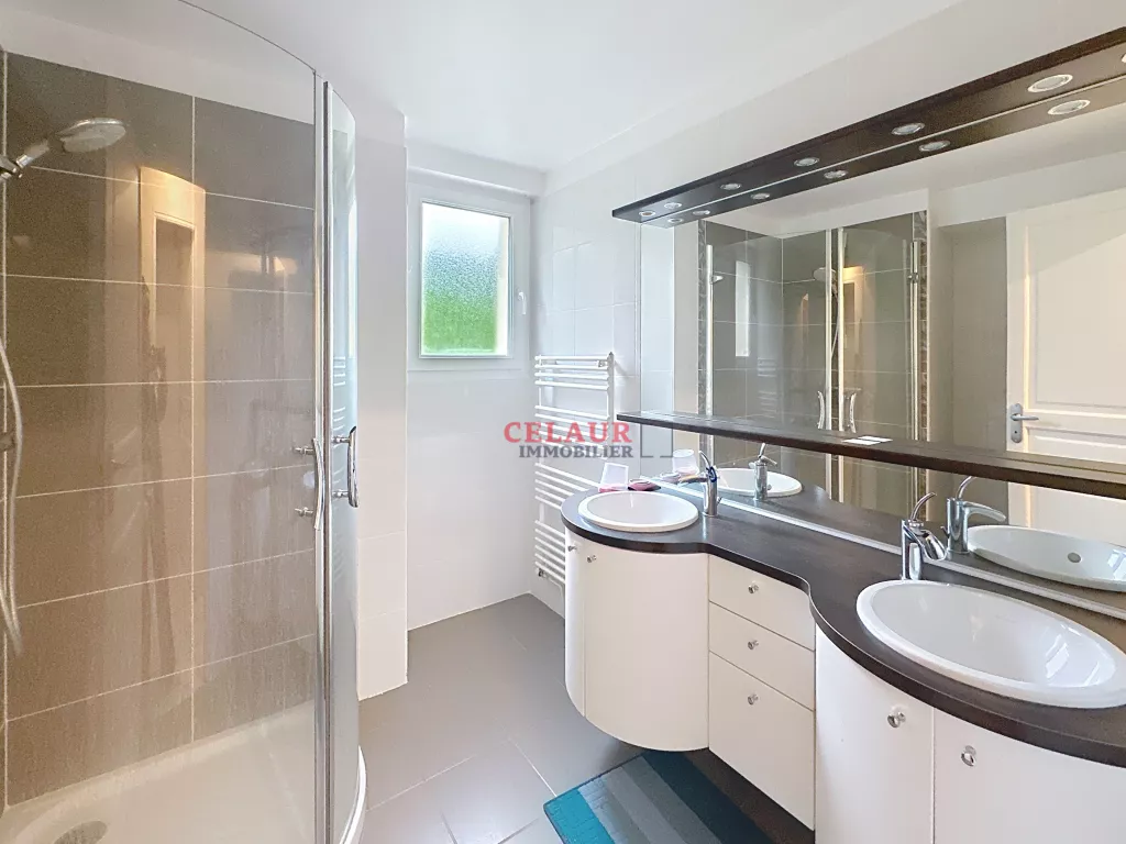 Maison en pierre avec grange