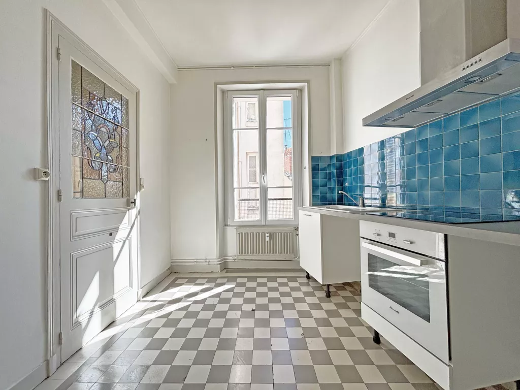 HYPER CENTRE APPARTEMENT T5 AVEC ASCENSEUR