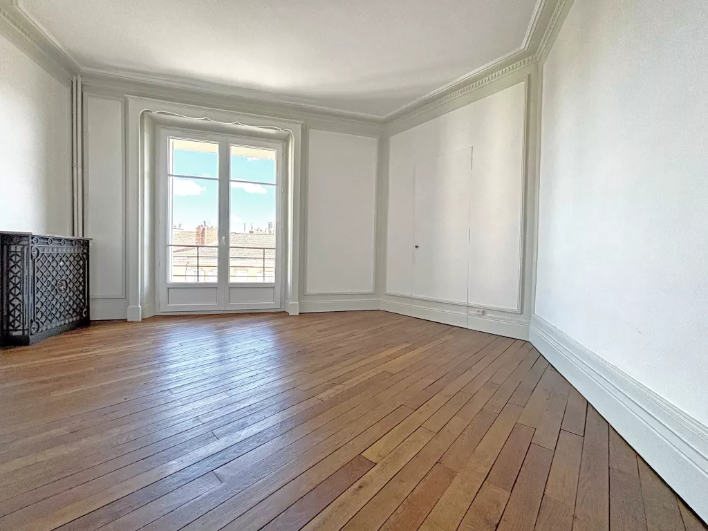 HYPER CENTRE APPARTEMENT T5 AVEC ASCENSEUR