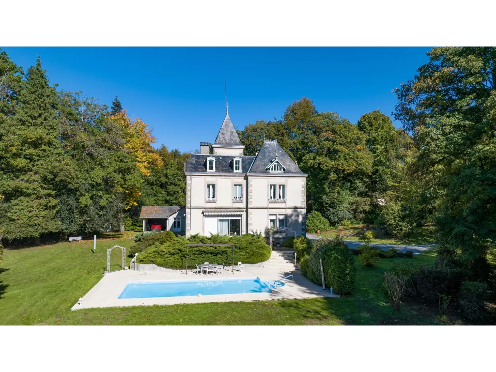 Maison de ma&icirc;tre sur plus de 5 hectares