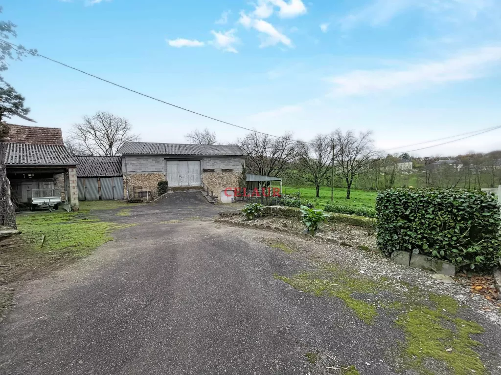 MAISON EN PIERRES AVEC TERRAINS ET DEPENDANCES