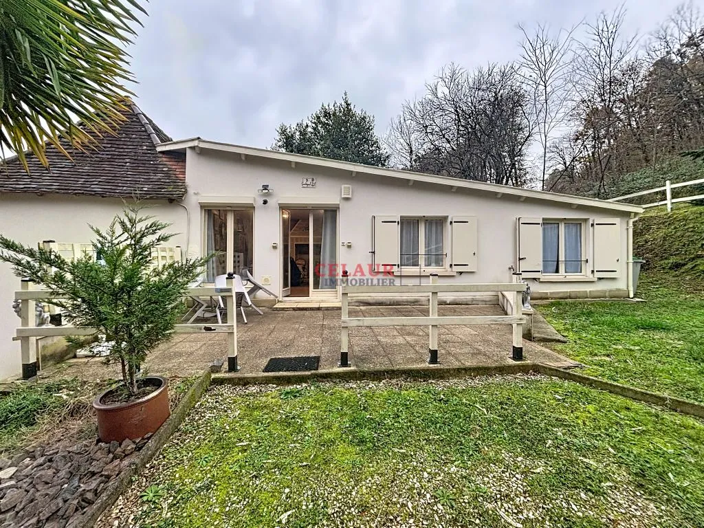 PETITE MAISON HABITABLE SUR 2400 M&sup2; DE TERRAIN