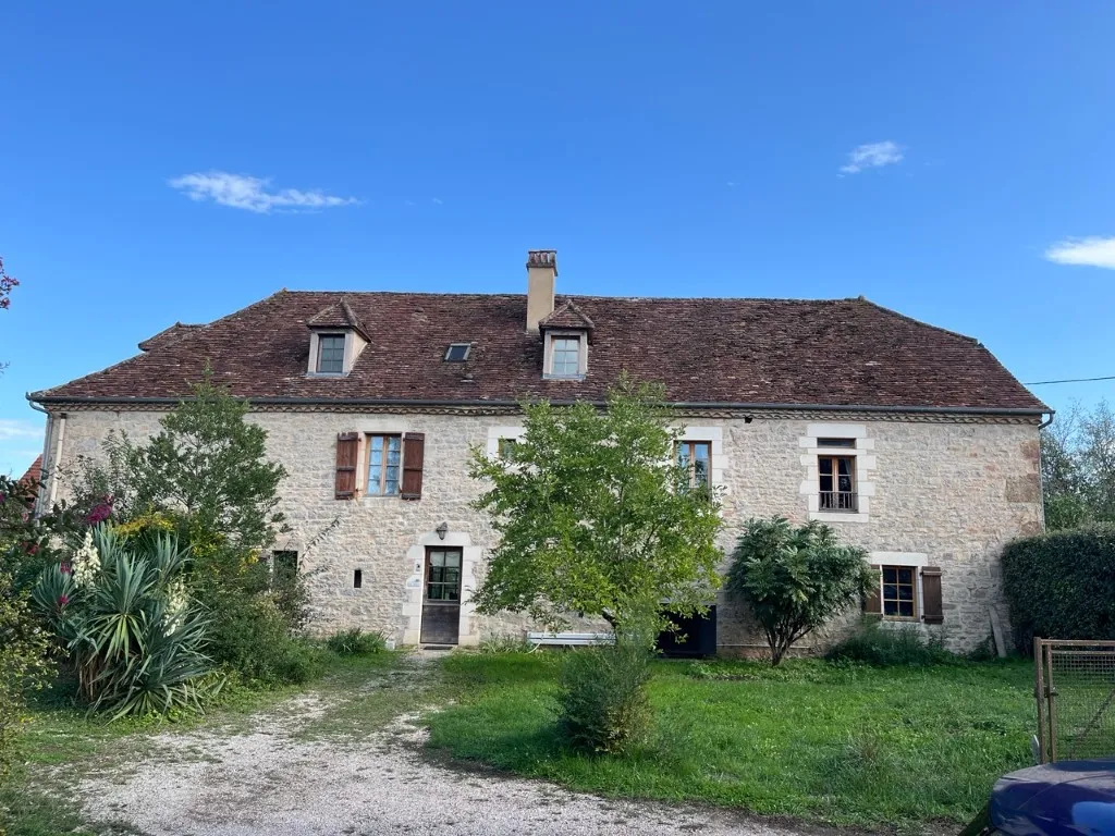 VASTE PROPRIETE EN PIERRE AVEC PISCINE