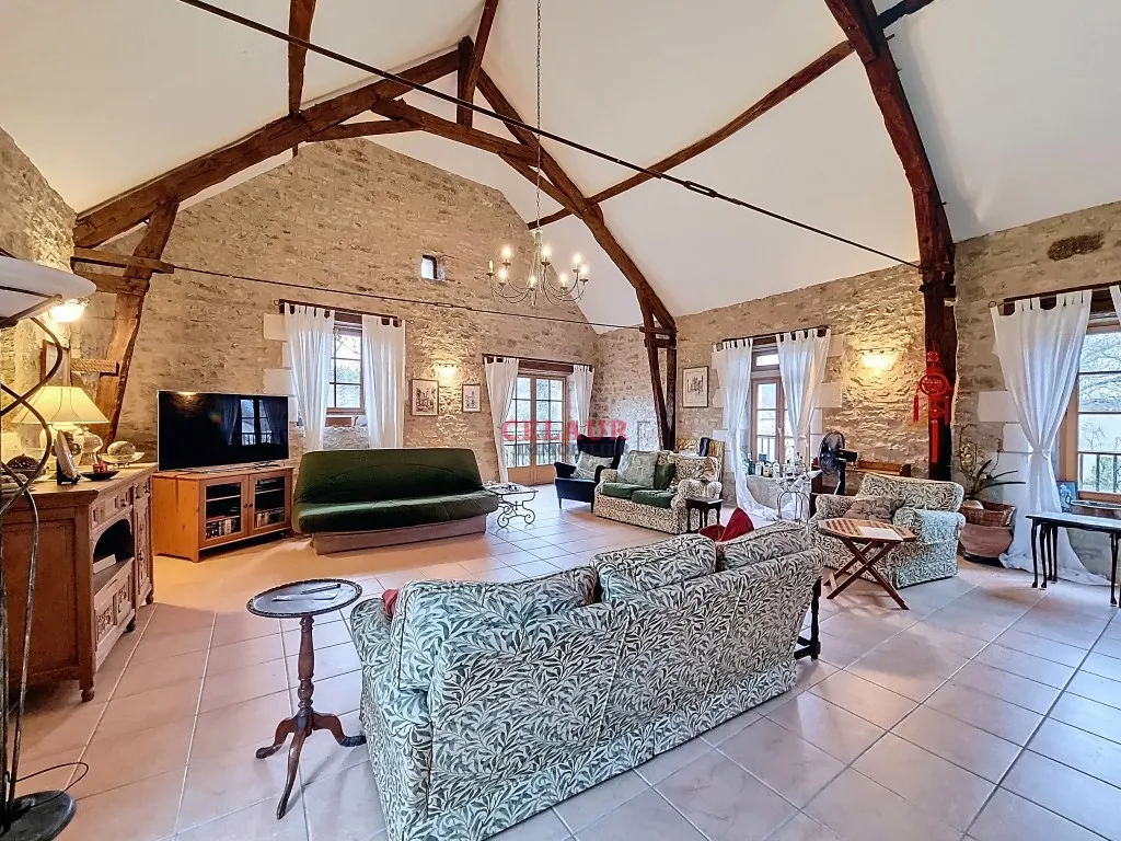 VASTE PROPRIETE EN PIERRE AVEC PISCINE