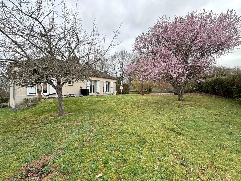 Maison avec garage et jardin