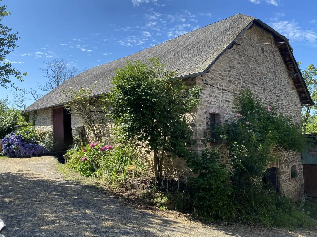 PROPRIETE EN PIERRES AVEC 4 HECTARES