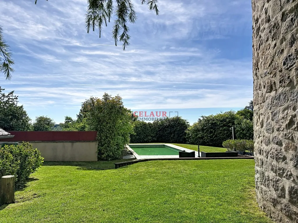 PROPRIETE EN PIERRE AVEC PARC ET PISCINE