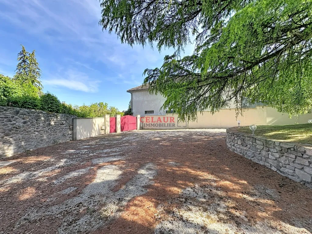 PROPRIETE EN PIERRE AVEC PARC ET PISCINE