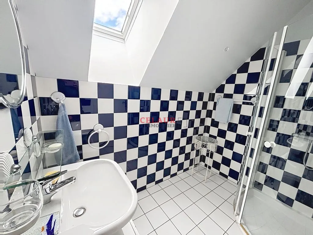 VASTE MAISON FAMILIALE AVEC PISCINE
