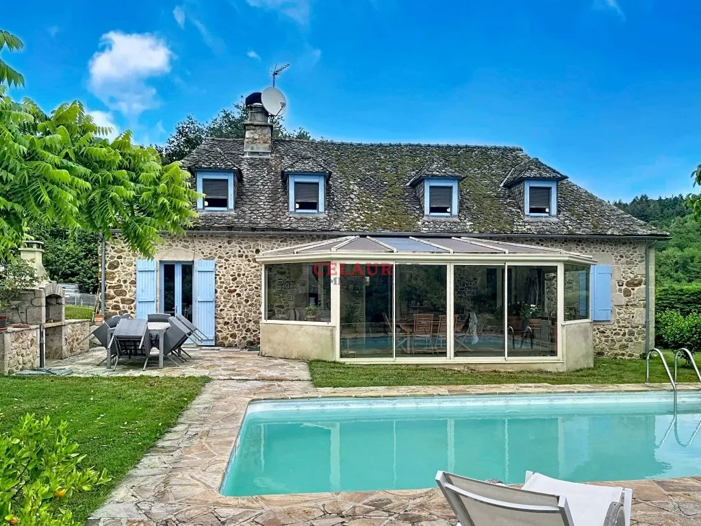 Charmante maison en pierre avec vue, piscine, four &agrave; pain, garage, terrain...
