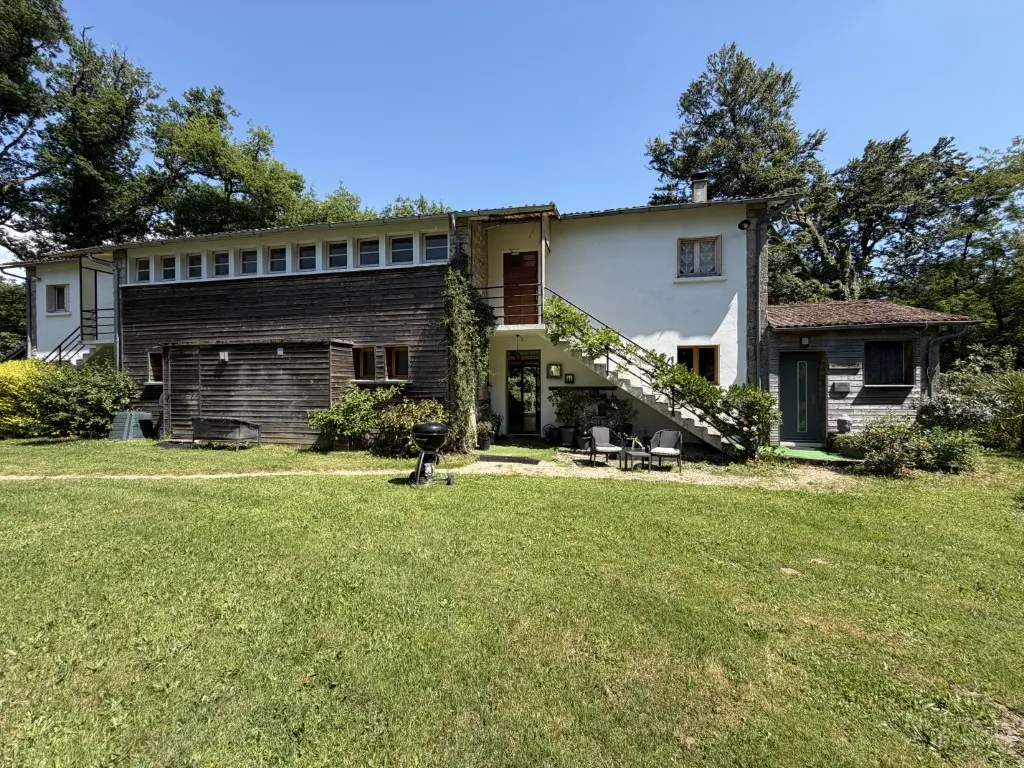 ENSEMBLE IMMOBILIER TOURISTIQUE AVEC FONDS DE COMMERCE SUR 77022m&sup2; DE TERRAIN