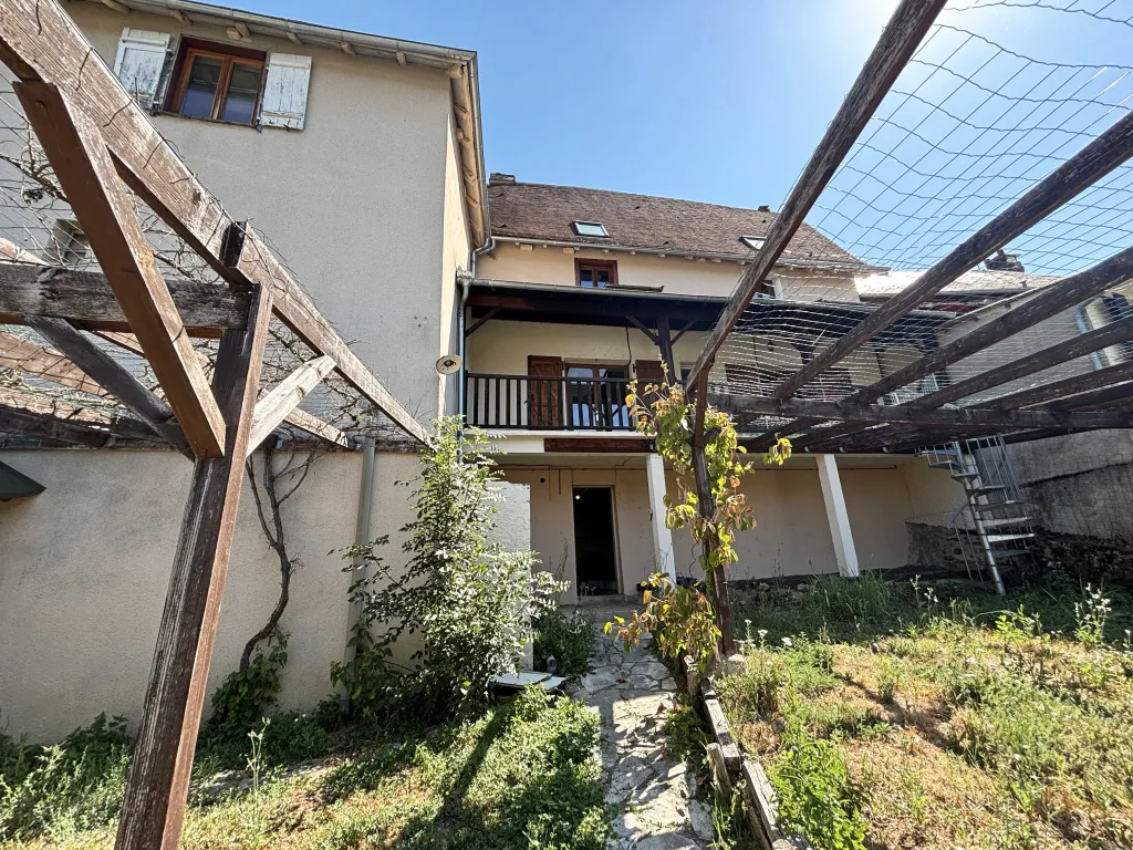 Maison en pierres avec jardin